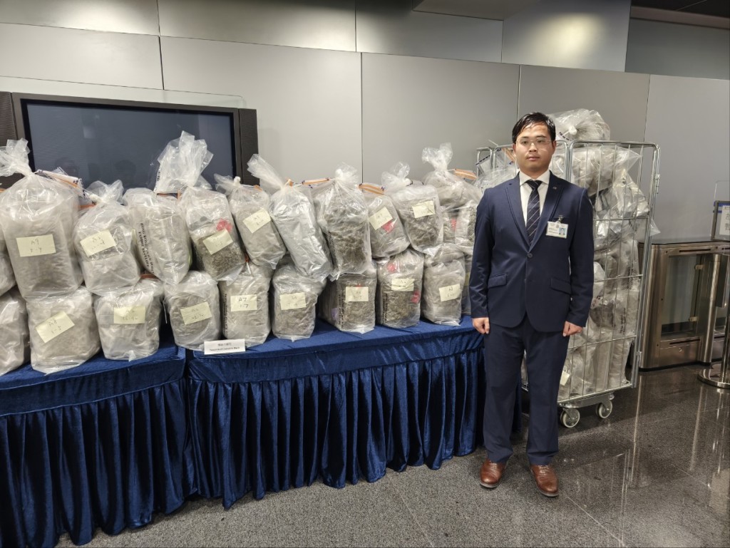 警方展示檢獲的懷疑大麻花。尹敬堂攝