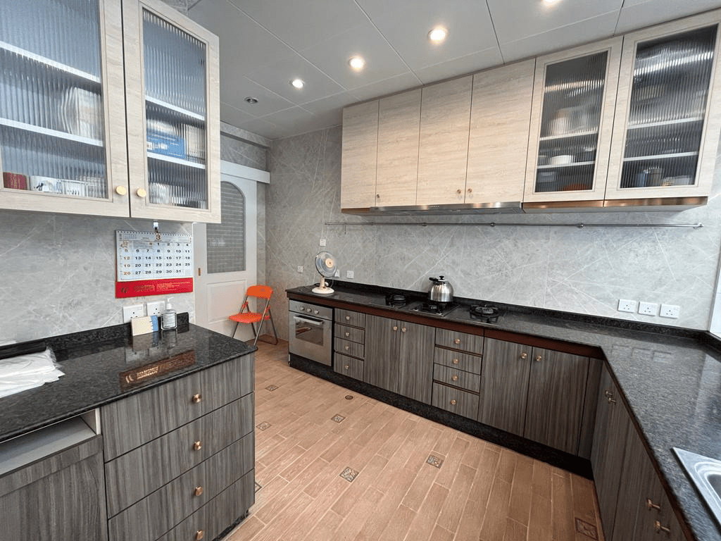 厨房空间宽敞，设有大面工作枱及上下列厨柜。