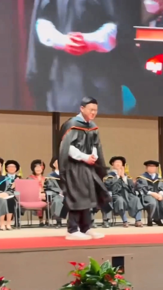 林孝能穿上畢業袍。
