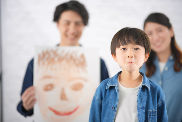 令孩子愈來愈蠢的話 1. 「我們買不起這物件。」（圖片來源：PhotoAC）