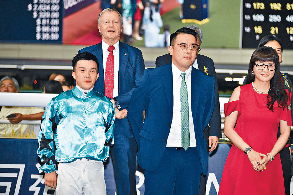 ■伍鵬志和鍾易禮昨晚都起孖。