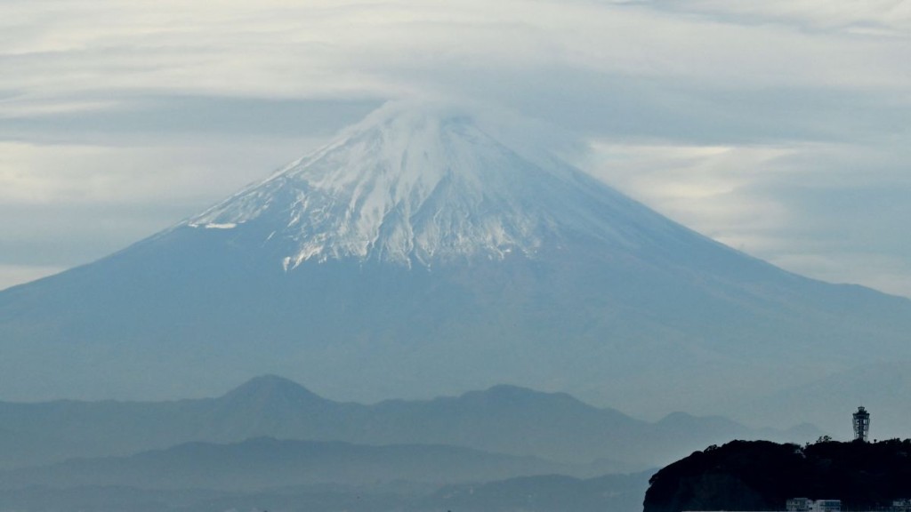 日本富士山于周五（30日）正式迎来入秋后的「初冠雪」。法新社