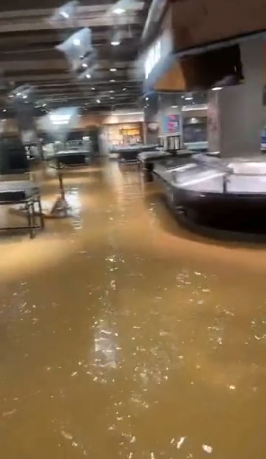 湖南長沙今早持續暴雨，全市廣泛地區嚴重水浸。