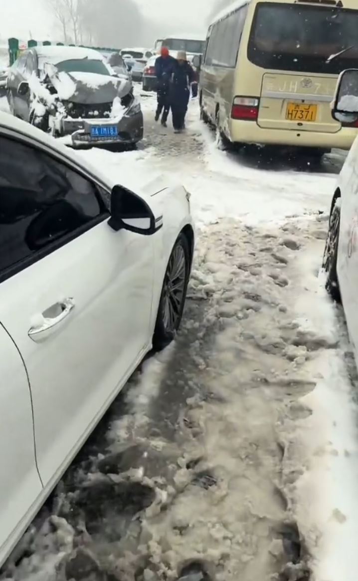 吉林珲乌高速松原至长春段的发生串烧式车祸。微博