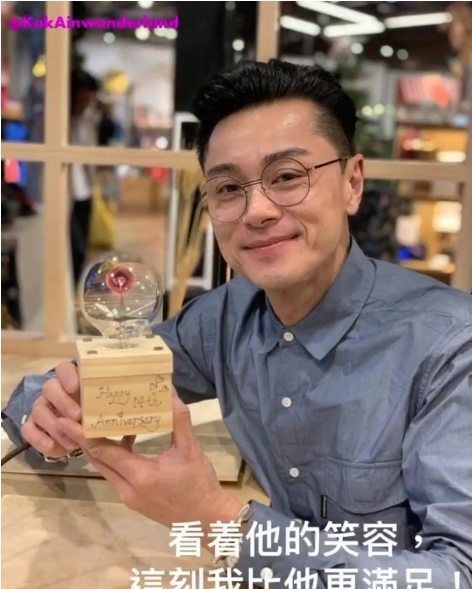 見到老公黃浩然拎住個製成品，莫家嘉冧爆稱比對方的笑容更滿足。