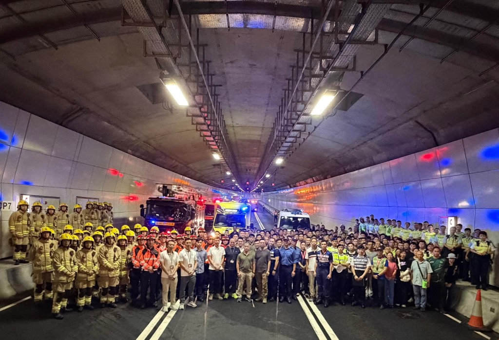 「雷轟」聯合演習於中九龍繞道(油麻地)舉行,逾130人參與。香港警察FB 「雷轟」聯合演習於中九龍繞道(油麻地)舉行,逾130人參與。香港警察FB