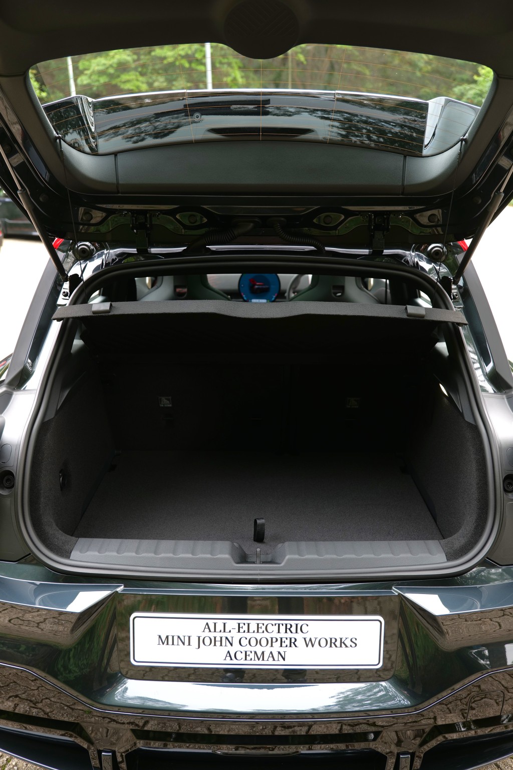 MINI JCW Aceman E (J05)尾箱基本容量300L，最高容量1,005L。