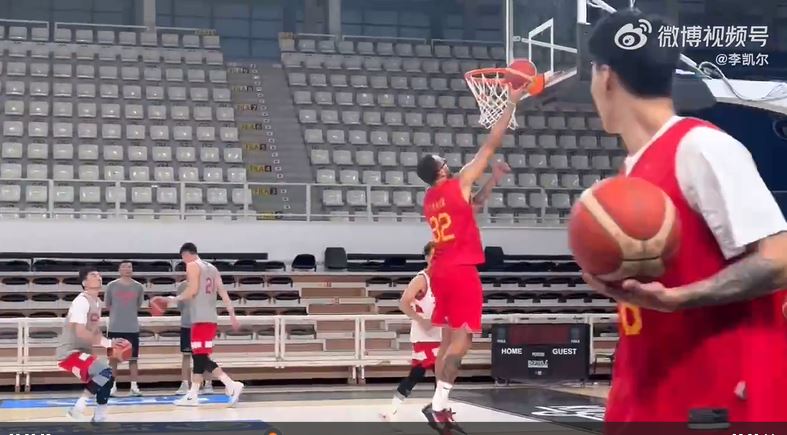 李凯尔公开和中国男篮合训的视频。