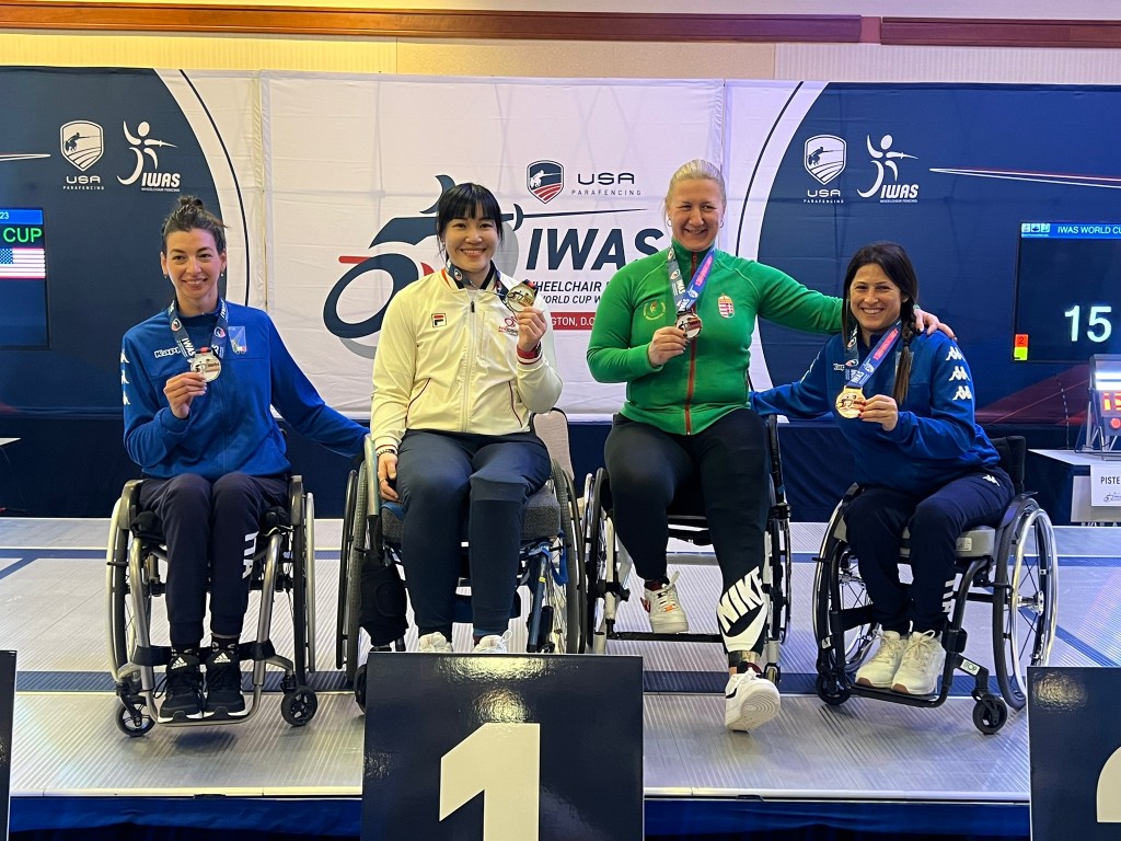余翠怡(左二)取得IWAS輪椅劍擊世界盃美國站女子A級花劍個人賽金牌。香港傷殘人士體育協會圖片
