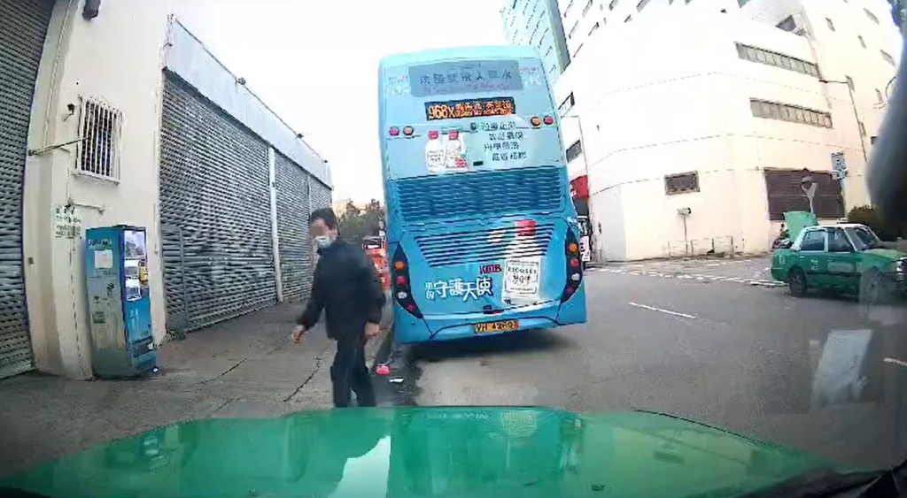 黑衫男走向綠色的士，對面馬路亦泊有一輛綠的。fb香港突發事故報料區影片截圖