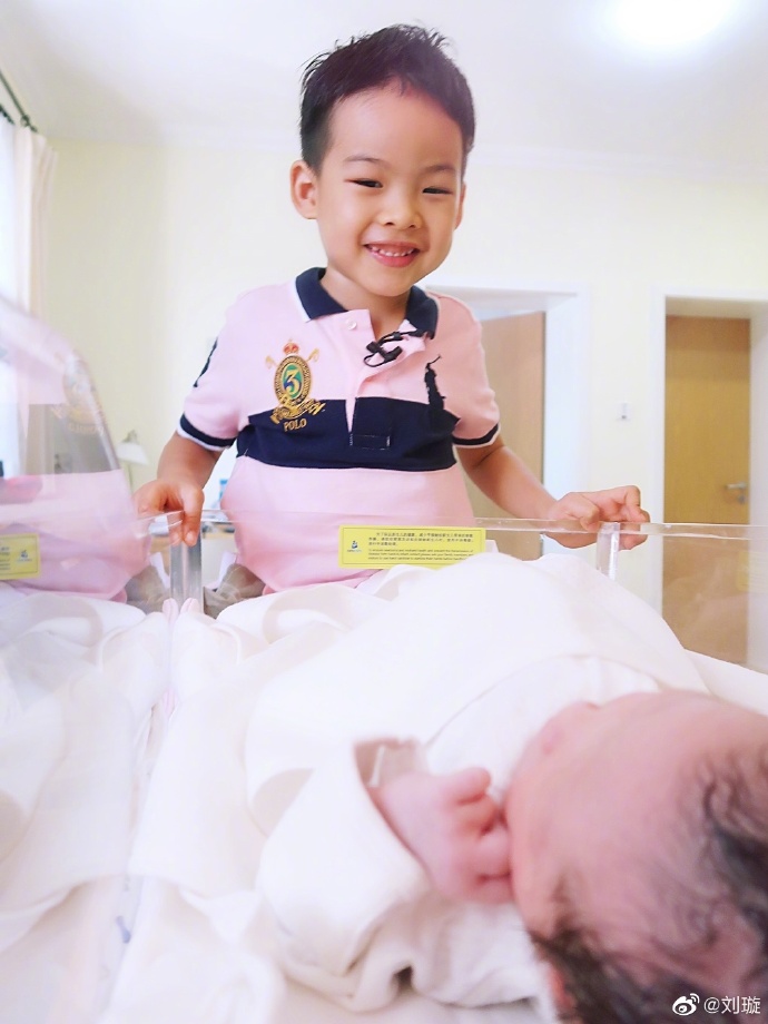 上月初，刘璇个B女出世，哥哥好开心。