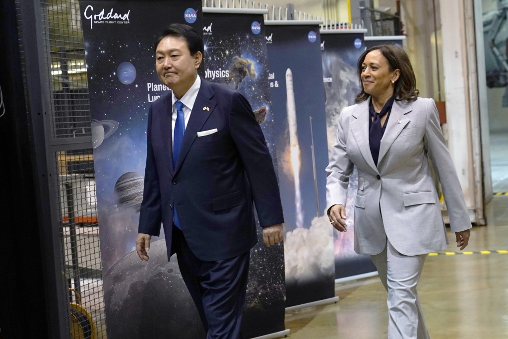尹锡悦访美，由美国副总统贺锦丽陪同下参观了太空总署（NASA）。AP