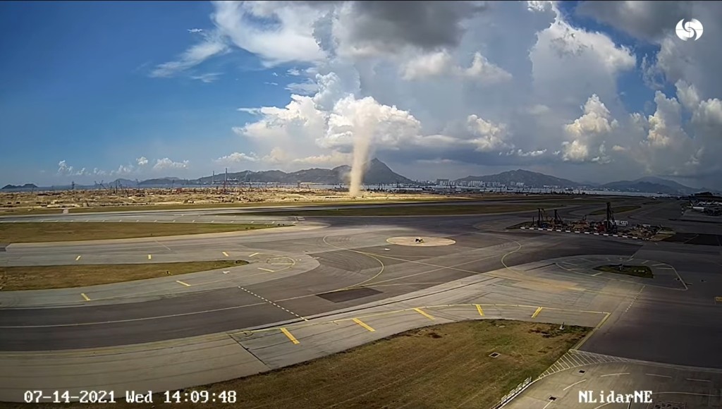 今年7月天文台位於機場的攝影機拍到當時的塵捲風。FB圖片
