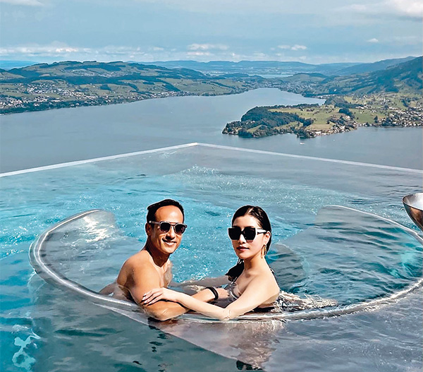 兩夫婦最懂享受生活，閒時會飛到世界各地尋找秘境度假，這次到了瑞士的Burgenstock Resort，浸着無邊際泳池觀賞無敵美景。