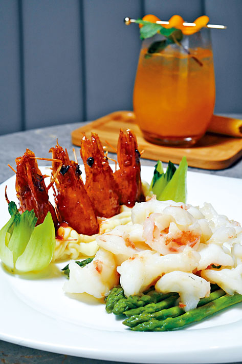 鮮蘆筍油泡大虎蝦片，鮮虎蝦片口感爽彈，火候控制得宜，配以蘆筍、小棠菜，色澤鮮艷，令人胃口大開。