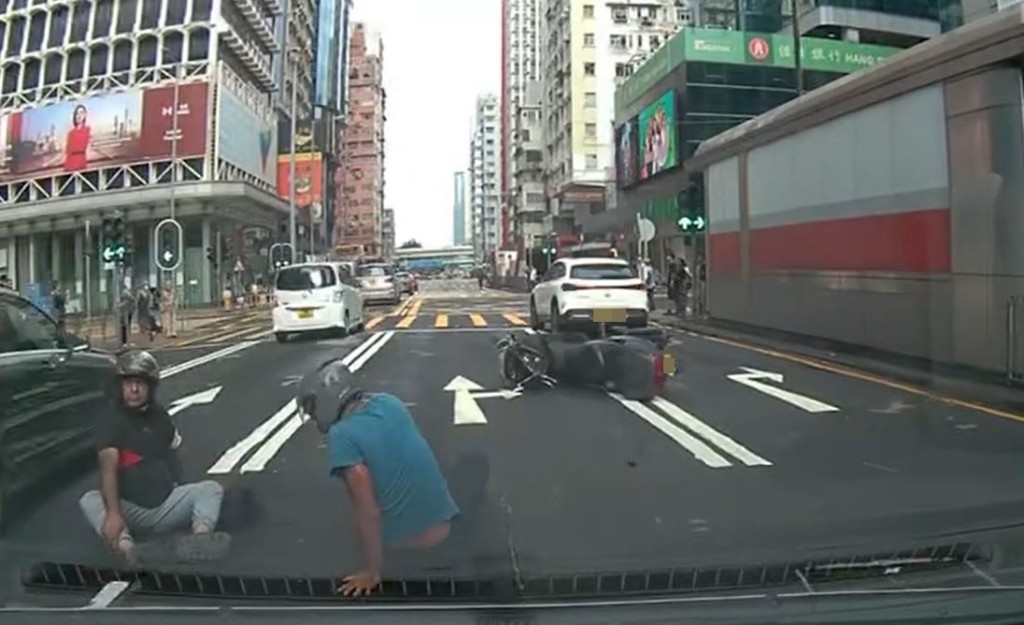 兩人坐在馬路上待救。fb香港突發事故報料區影片截圖