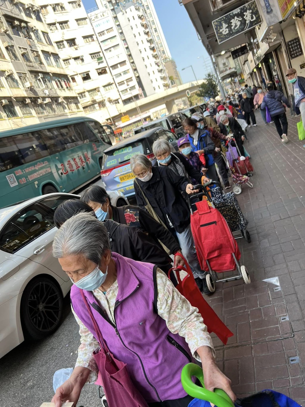 取饭人数众多。（图片来源：基隆茶餐厅FB） 