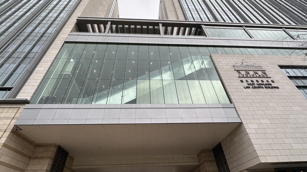 西九龙法院3楼的玻璃外墙损毁，出现破洞。刘汉权摄