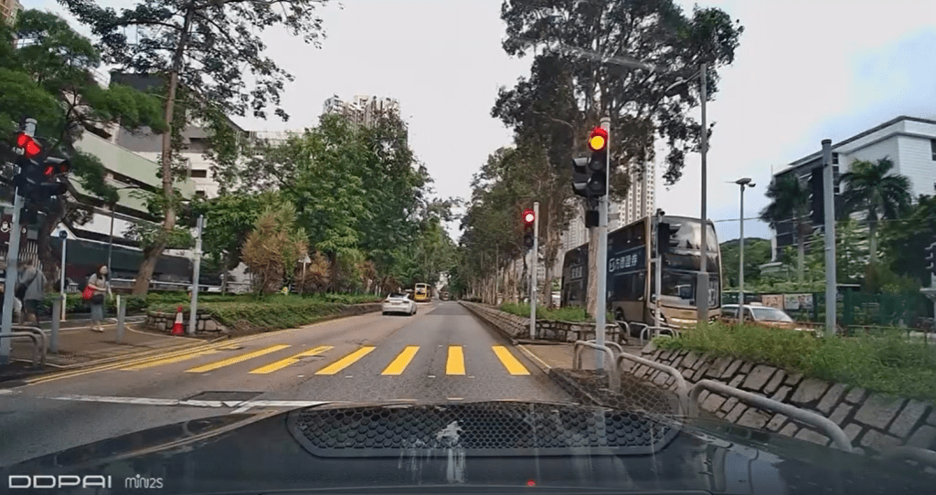 同一車牌私家車曾於8月31日在將軍澳醫院外寶寧路過路處衝燈，未知司機是否為同一人。