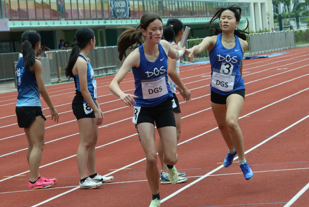 徐颖恩（前）带领女拔夺4x400米接力冠军