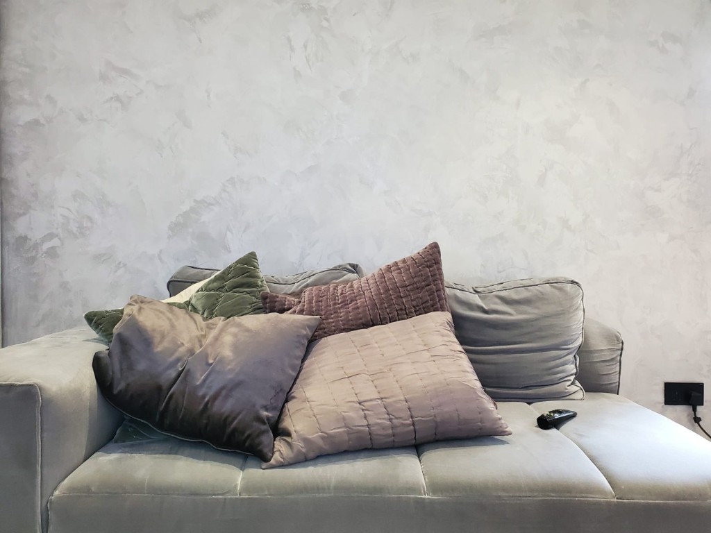 艺术漆能造出立体花纹效果，用于营造特色墙面。价钱较贵，需要特殊工具与熟练工人施工。