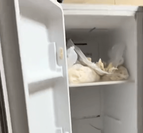 雪柜被炸得“粉身碎骨”。