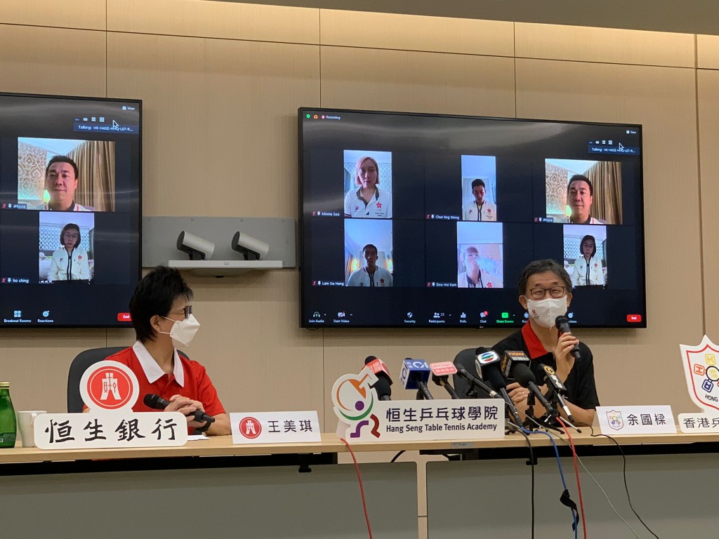 多名乒乓球運動員以視像與傳媒見面。