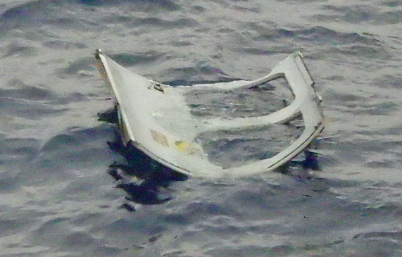 日本冲绳县宫古岛附近的海域日前发现疑似军用直升机的碎片残骸。路透