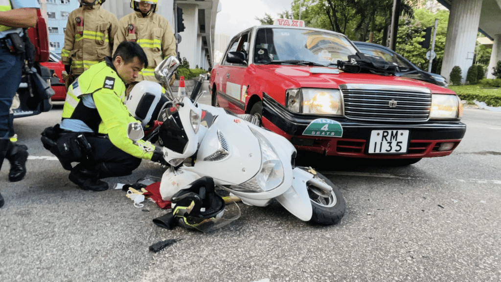 旺角電單車捱的士撞 鐵騎士被撞飛再遭貨車輾過。蔡楚輝攝 旺角電單車捱的士撞 鐵騎士被撞飛再遭貨車輾過。蔡楚輝攝