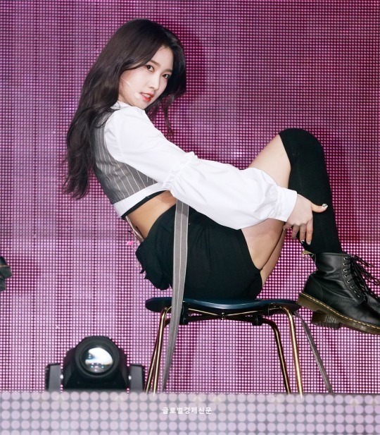 韓國成員金施賢