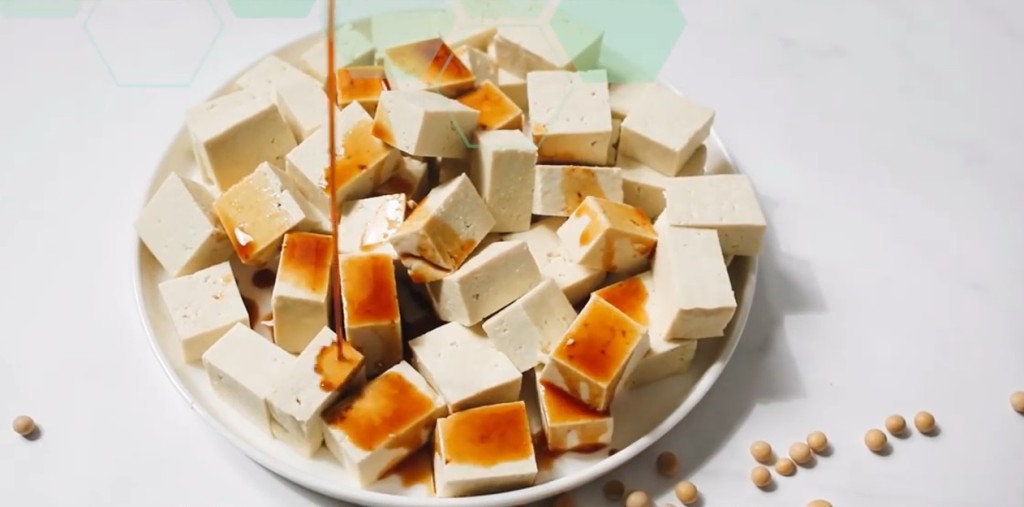 林漢明與企業合作將大豆化作食品。影片截圖