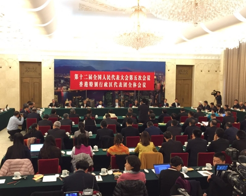 張德江進場後與人大代表逐一握手。