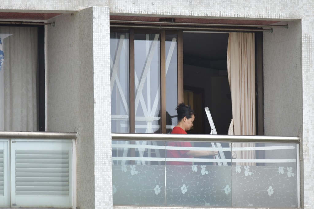 有居民做好准备，在玻璃窗上贴上胶纸防风。禇乐琪摄
