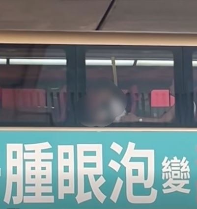 女生似察覺異樣，曾向前「郁」躱避。​fb車cam L（香港群組）LoyalStrawberry1405影片截圖
