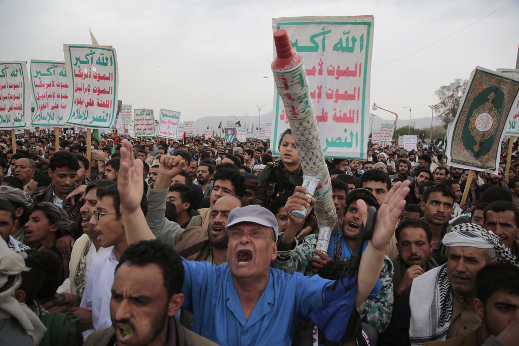 以军称袭击也门荷台达港。图为胡塞武装的支持者。美联社
