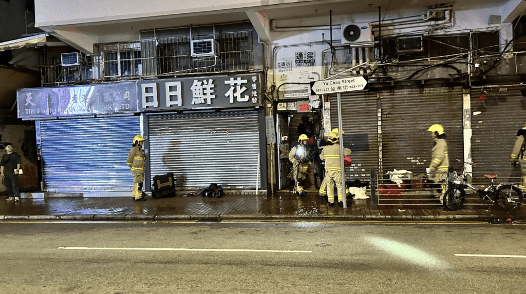 消防接報後到場,迅速開喉將火撲熄,事件中無人受傷,亦毋須進行疏散。蔡楚輝攝 消防接報後到場,迅速開喉將火撲熄,事件中無人受傷,亦毋須進行疏散。蔡楚輝攝