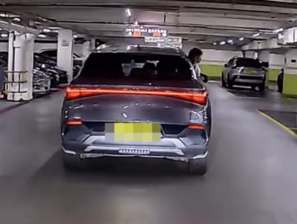 車輛落一層後,仍見小童探頭出窗。 車輛落一層後,仍見小童探頭出窗。