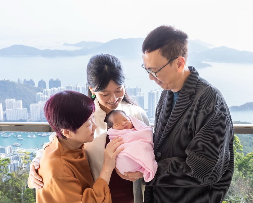 鄭丹瑞夫婦開心三代同堂。