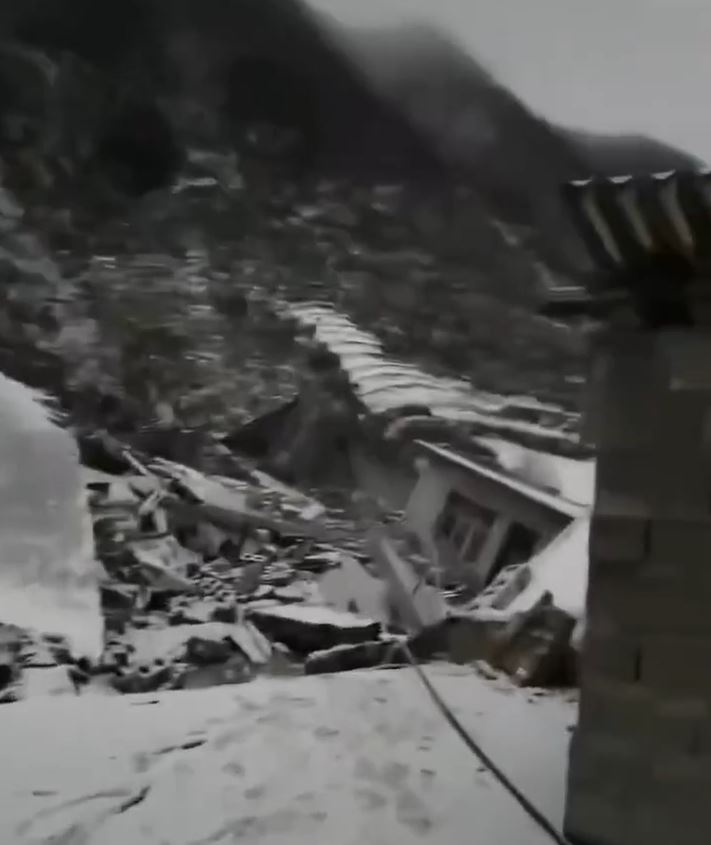 雲南昭通發生山體滑坡，導致18戶47人被埋，目前生死未卜。影片截圖