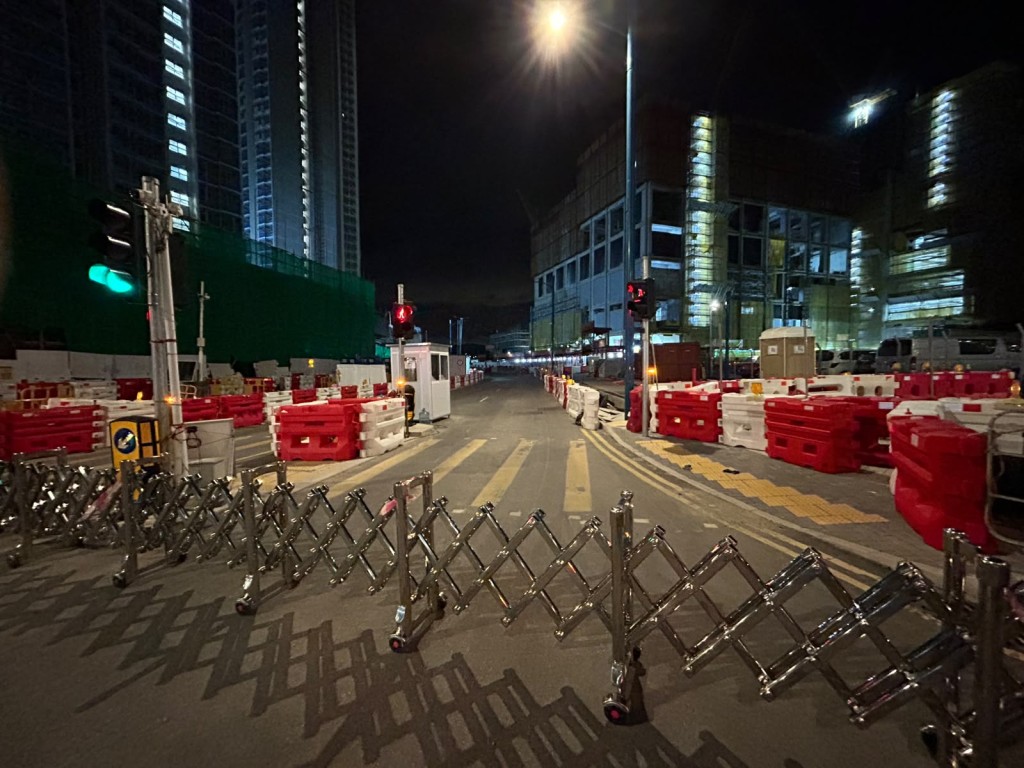 一名六旬男工人今日在東涌地盤工作期間暈倒。曾志恒攝 一名六旬男工人今日在東涌地盤工作期間暈倒。曾志恒攝