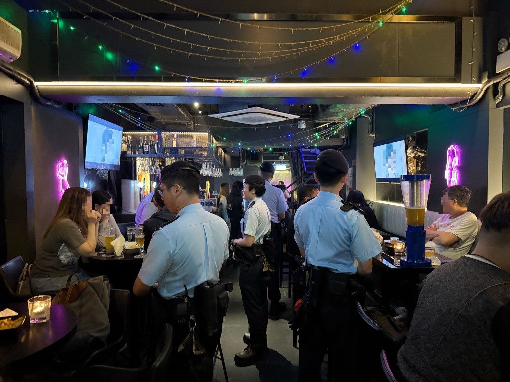 警方突擊巡查區內十六個處所,包括夜總會,麻雀館,遊戲機中心及酒吧。警方圖片