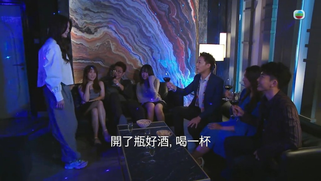 容天佑在《愛回家之三代同糖》飾演的CEO「高冠一」,與吳若希飾演的「唐萬里」在公司針鋒相對。 容天佑在《愛回家之三代同糖》飾演的CEO「高冠一」,與吳若希飾演的「唐萬里」在公司針鋒相對。