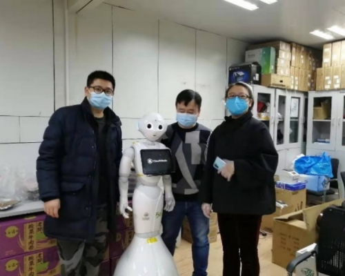 兩部5G雲端智能機器人幫助執行導診消毒等工作。網圖