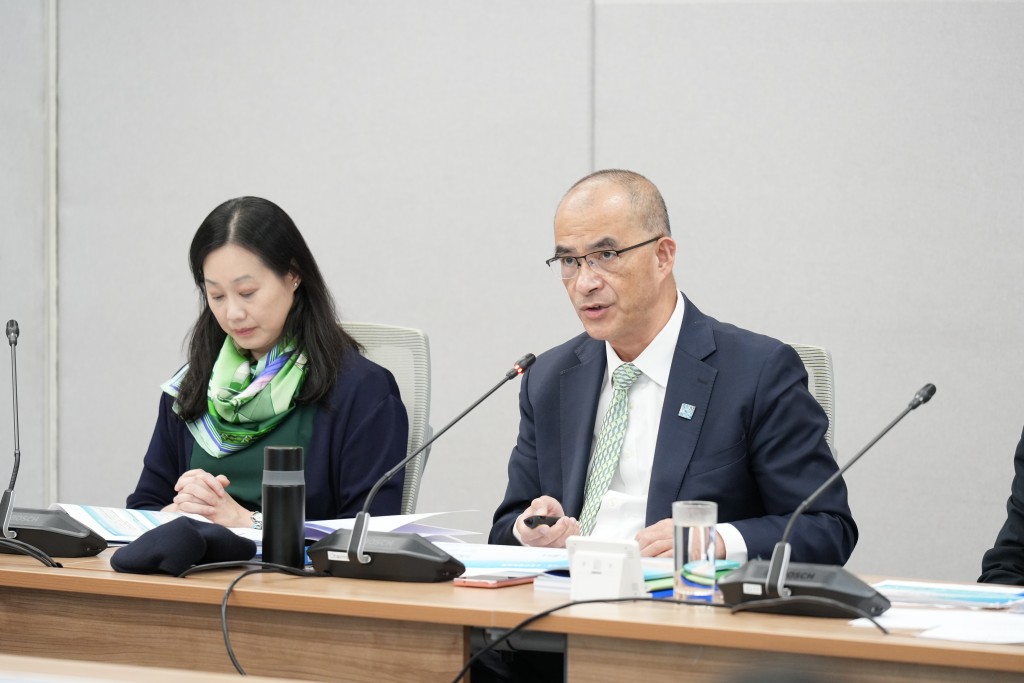 特首政策組副組長王春新博士（右）及助理組長張頌詩（左）出席2026年《施政報告》特首政策組專家組成員線上簡介會。