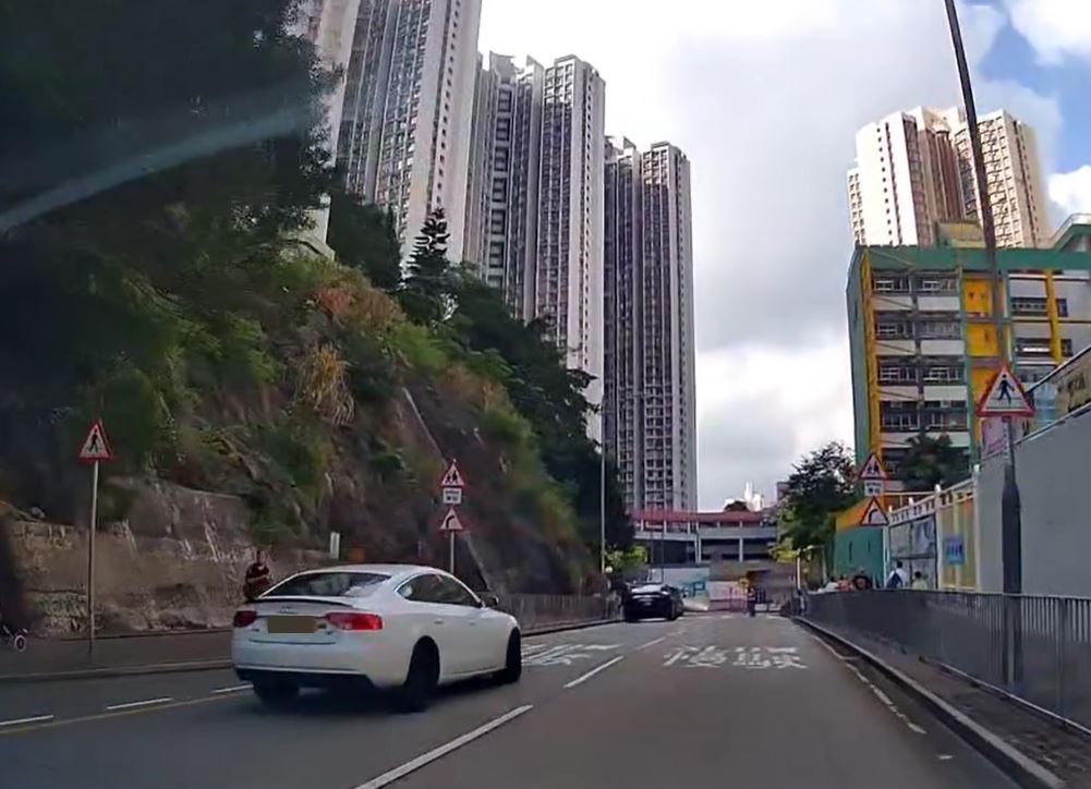 白色私家車沿藍田安田街向平田邨方向行駛。fb車cam L（香港群組）影片截圖