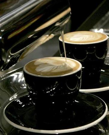 长期饮咖啡需控制在每日不超过3杯的份量，而且应让加奶，以减少对骨质的影响。路透社