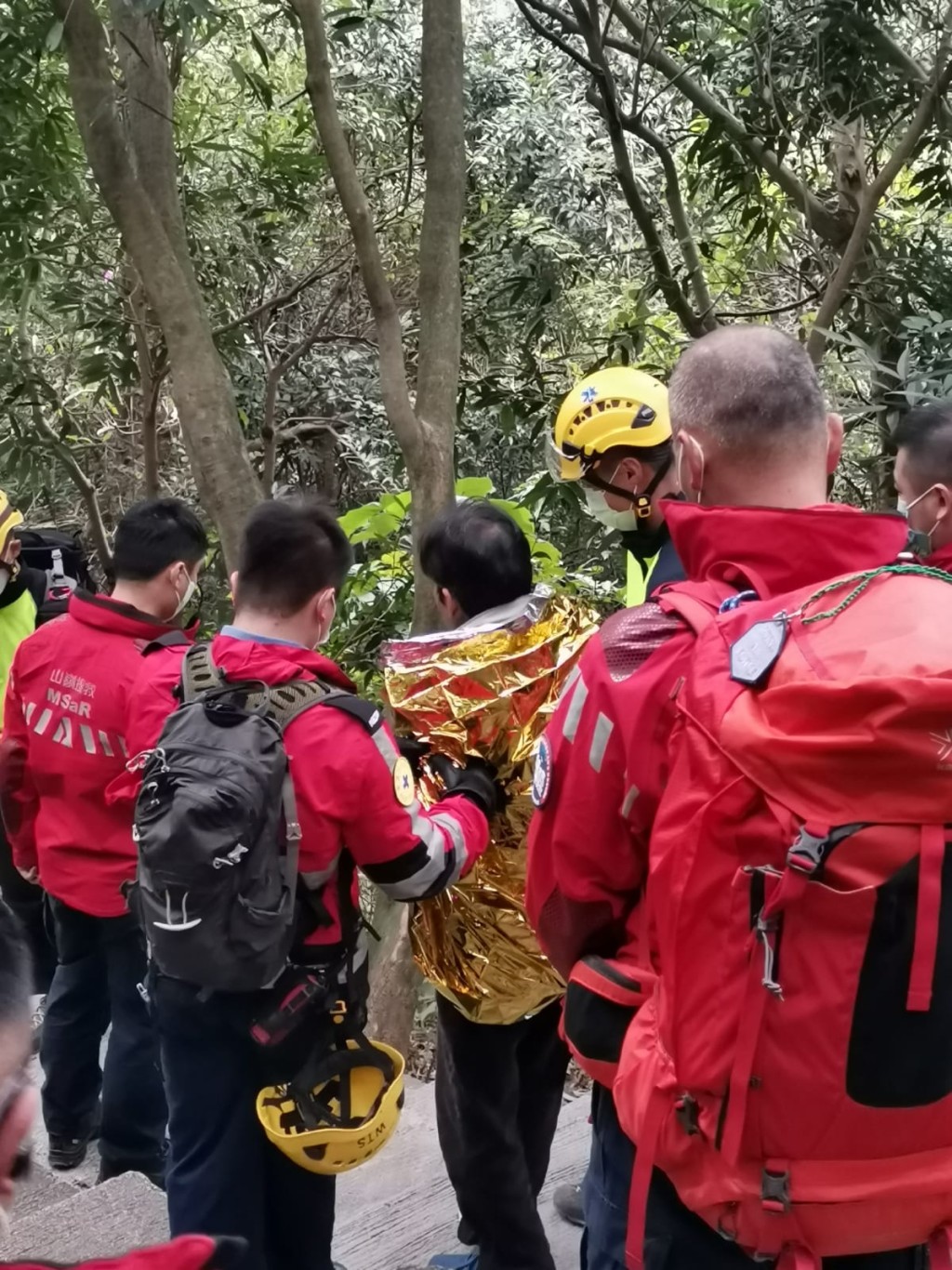 搜救人员在慈云山观音庙附近山坡发现失踪男子刘春。CAS in Action - 动感民安队fb图片