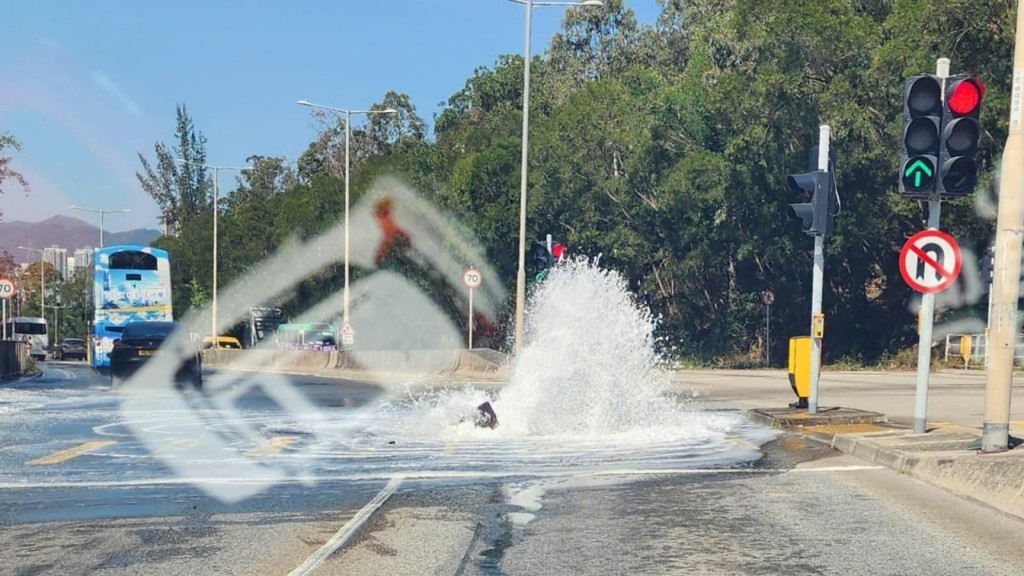 環保大道近百勝角爆鹹水管 影響將軍澳部份區域沖廁水 出九龍兩線受阻。