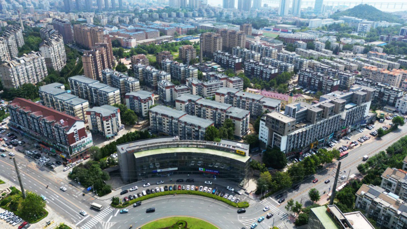  30年前案中兩位主角獲公司分配大連市沙河口區西南路某屋苑的單位，周先生住2樓，柳先生住3樓，兩家關係一直和睦。