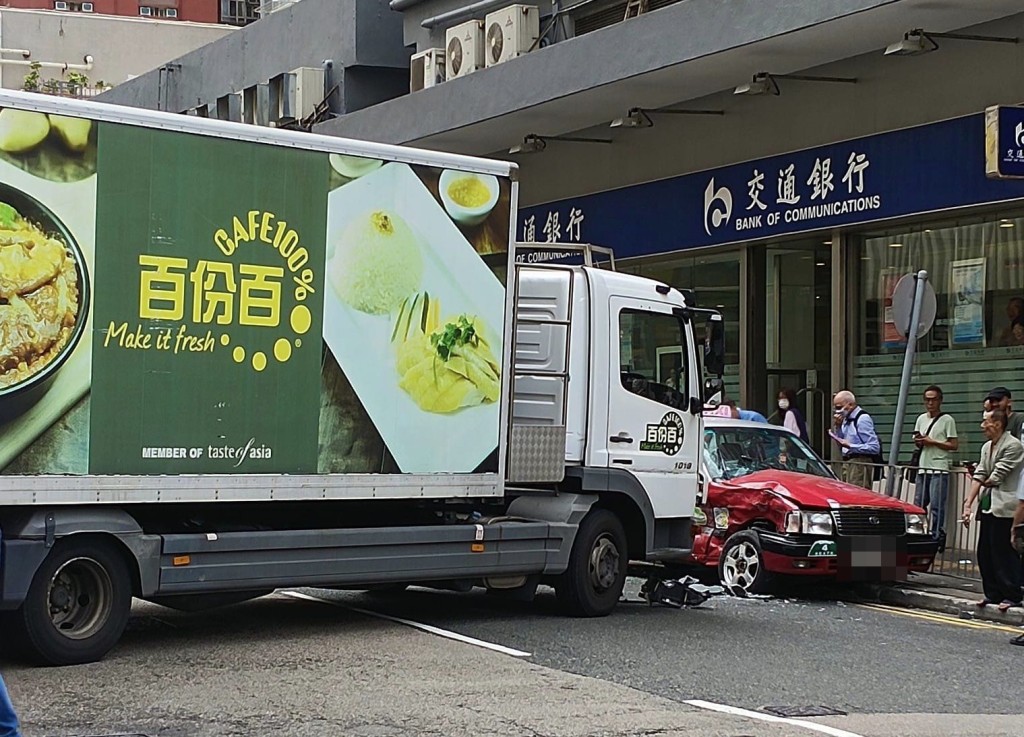 货车与的士相撞。fb：Terry Wong